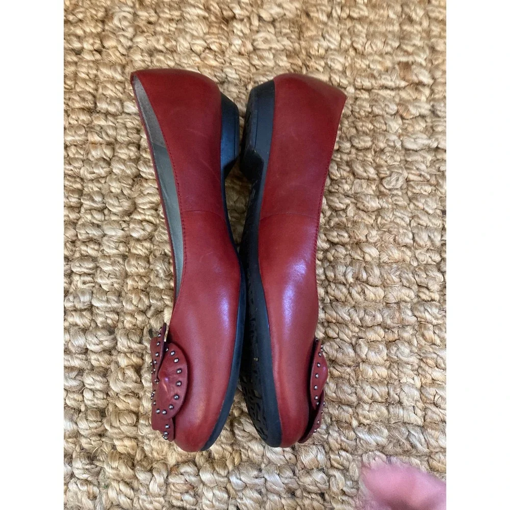 AK Anne Klein iFlex‎ Maaylen Red Leather Rosette Studded Ballet Flats Womens 7M